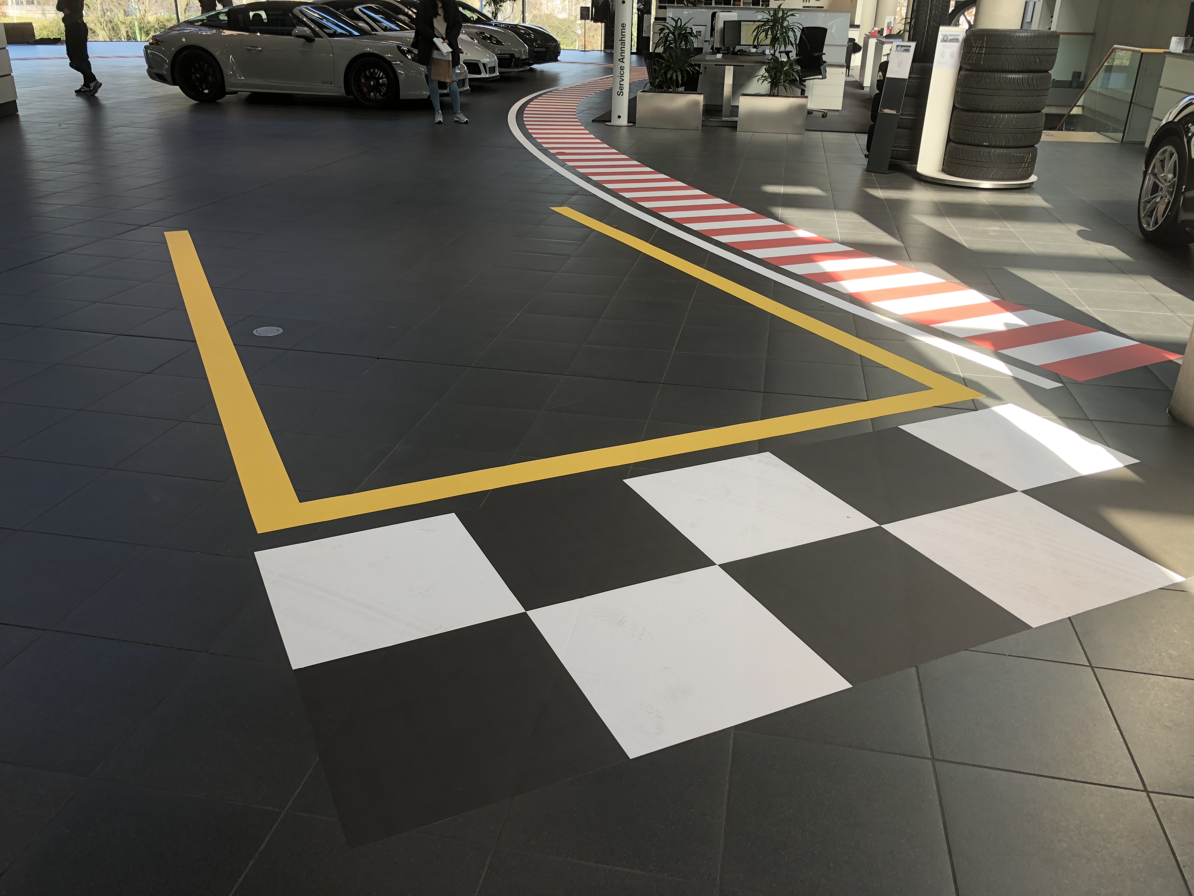 Porsche Solingen Fußbodenbeklebung